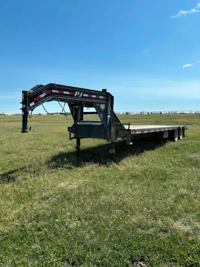 2015 PJ Gooseneck Trailer, 30 ft, Hydraulic beaver tail, 7000lbs tandem axel, dual wheels, 10000 LB...
