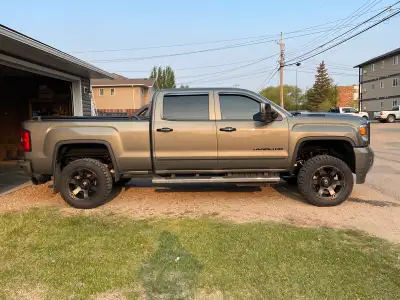 Beautiful Denali Duramax 2500 Lower kilometres Full emission/egr delete with straight pipe 100HP tun...