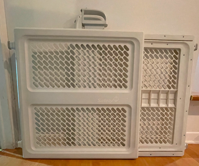 Barrière de sécurité Lift & Lock de Safety 1st Barrières, moniteurs