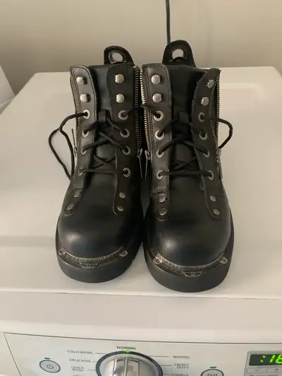 Check out these pre-owned Harley Davidson black leather boots, perfect for adding some edge to your...