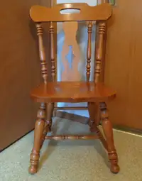 LIKE NEW !  SET OF 4 VINTAGE SOLID WOOD DINING CHAIRS