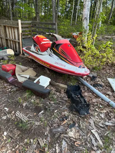 Selling a 1997 articat 770 seadoo complete machine motor out of it need top end gasket machine good...