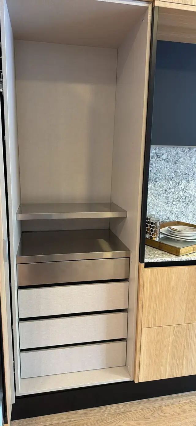 Demo kitchen in oak veneer and glass62863737718914122
