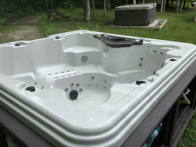 Clean nice tub in Hot Tubs & Pools in Trenton - Image 2