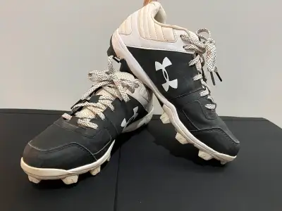 Under Armour Black and White Size : US 7