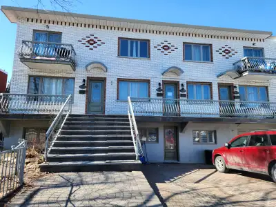 Dans un immeuble de type 5Plex , 4 1/2 non chauffé,2e étage, secteur tranquille, près des commodités...