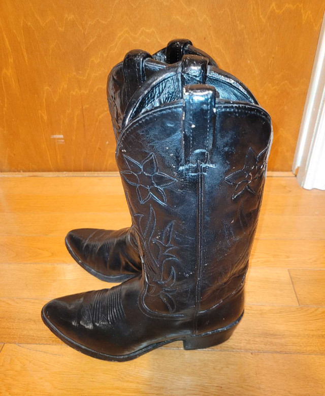 Decorative ceramic cowboy boots in Home Décor & Accents in London - Image 2