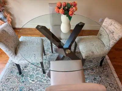 Selling a very good condition 52" Round Glass Mobilia Dining Table and 4 Chairs: 2 leather and 2 fab...
