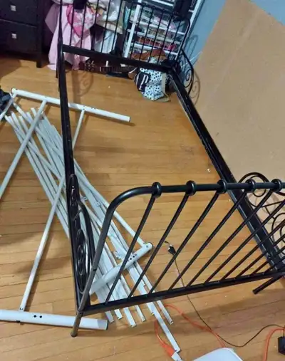 It can be extended from toddler size bed to twin bed size. In good condition Pick up in Orleans