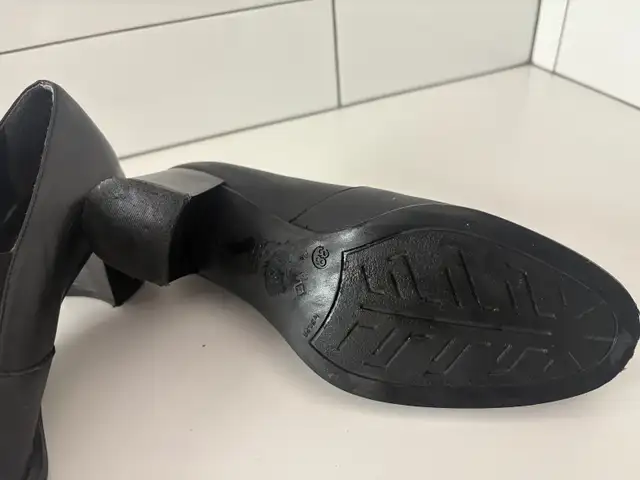 Soulier en cuir noir d'excellente qualité comme neuf in Men's Shoes in Granby - Image 3