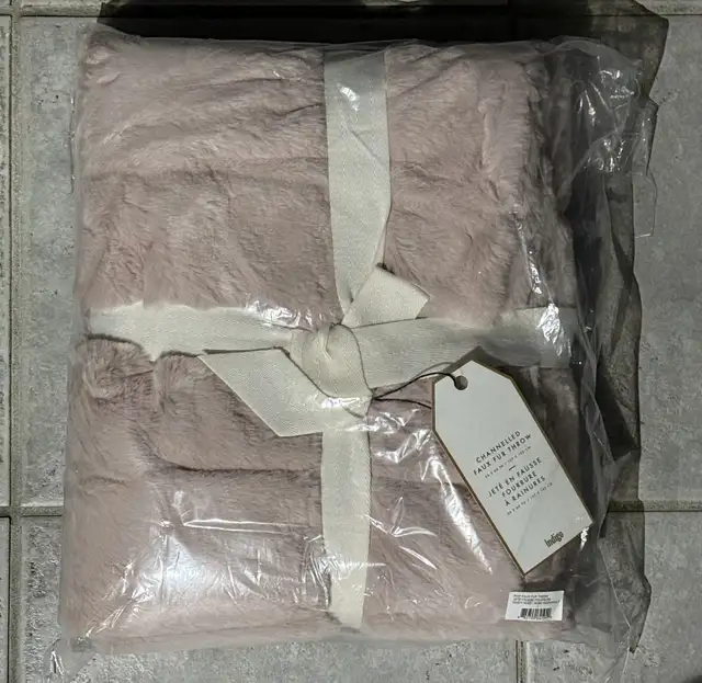 Channelled Fawx Fur Blanket in Bedding in Markham / York Region - Image 2