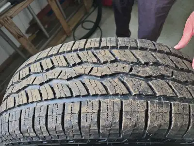 4 Pneus 4 saisons 275/65/R20 en très bonne condition seulement 947 km. Était sur mon Toyota Tundra 2...