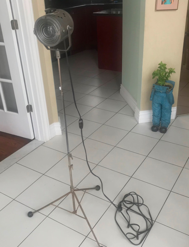 Vintage: lampe en métal pour photographie avec trépied ajustable dans Appareils photo et caméras  à Longueuil/Rive Sud - Image 3