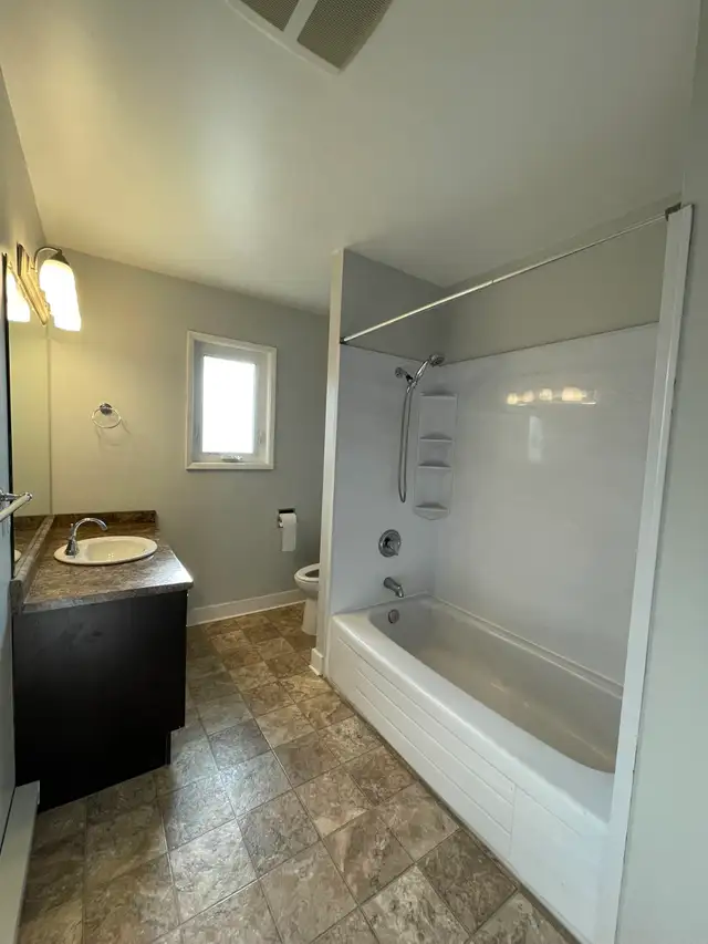 Spacious and bright 4 bed/2 full bath Pet-friendly home for rent in Long Term Rentals in Victoria - Image 4