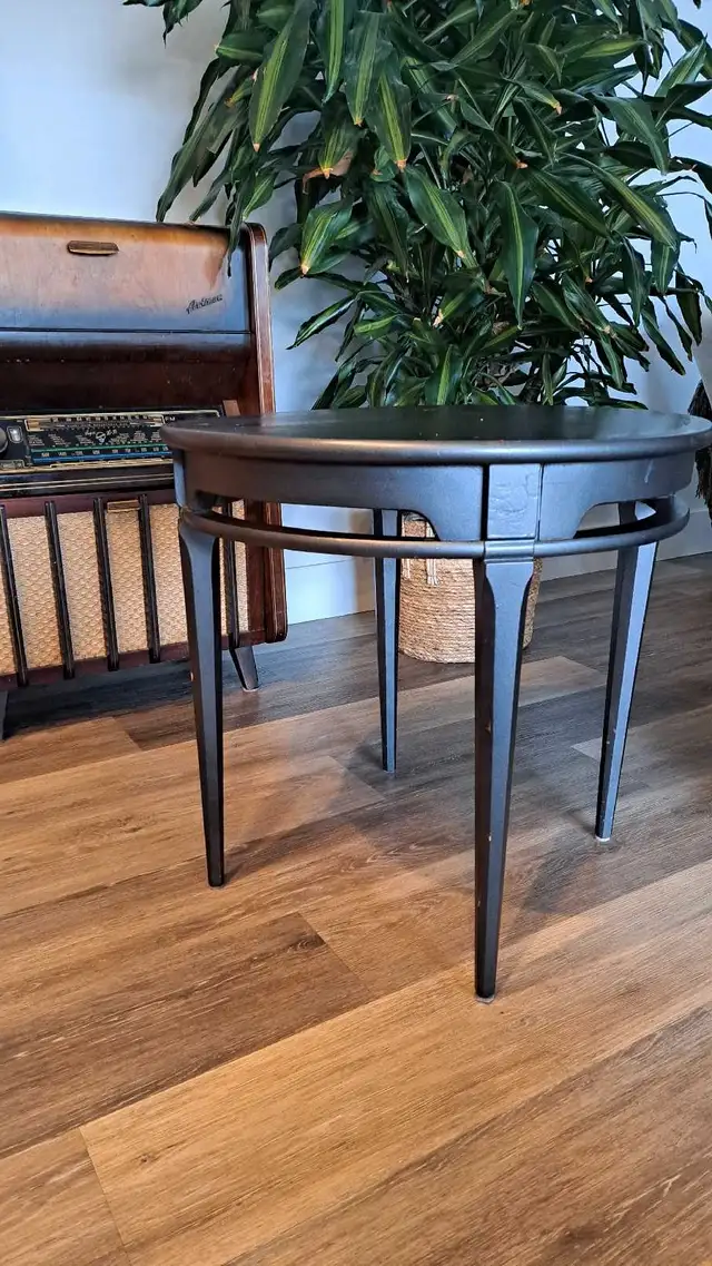 Heirloom of Canad Limited side table in Other Tables in Penticton - Image 3