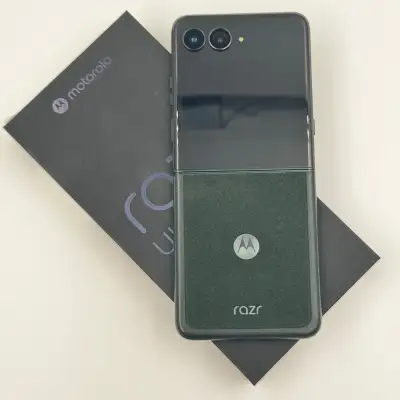 Motorola Razr Ultra 2025 (XT2551-1) - 512GB Unlocked Scarab, View more