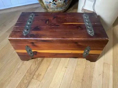 Ancien coffre en bois, View more