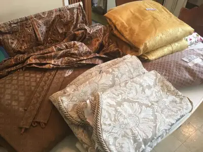 Lot: chaque paire est à 35$ ou possibilité de prix pour le lot.... - 2 panneaux de rideaux or 80x96...