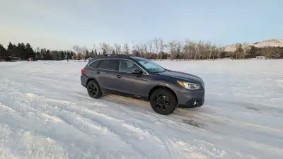2017 Subaru Outback 2.5i – $19500 Grey 2017 Subaru Outback 2.5i with 140,839 km, gasoline, personal...