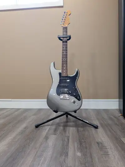 2012 Fender Stratocaster deluxe bought new in 2016. DH-1 Atomic humbucker neck/middle N3 noiseless....