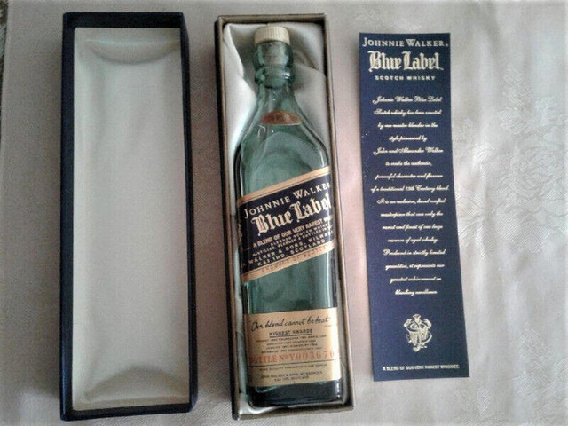 Johnnie Walker 200ml Blue Label Empty bottle in silk-lined box dans Art et objets de collection  à Ville de Toronto - Image 2