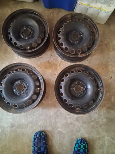 Salut j'ai 4 jantes a 4 trous a vendre pas briser la raison de la vente je me suis acheté des mags e...