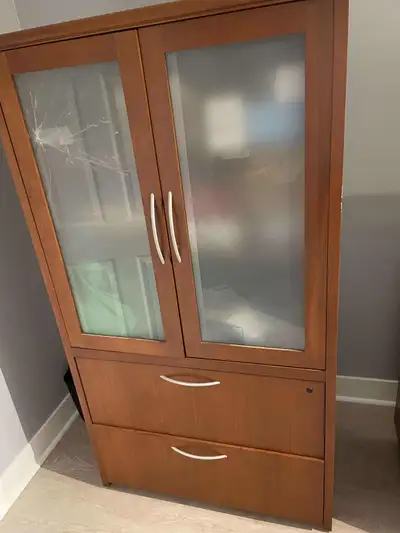 Armoire À DONNER En bon état sauf la vitre de gauche est à changer / In good condition except the le...