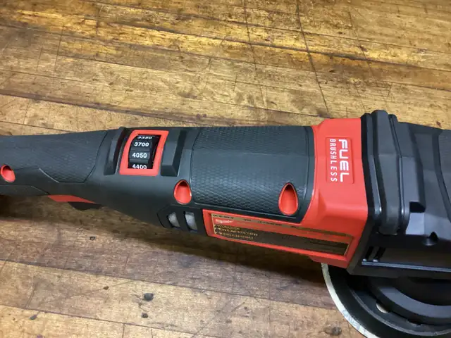 MILWAUKEE M18 FUEL BR. 15MM RANDOM ORBITAL POLISHER/6.0 AH BATT. in Power Tools in Barrie - Image 6