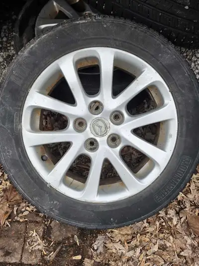 Mag de Mazda 5. Parfait si vous ne voulez plus payer pour changer entre vos pneus d'hiver et d'été.