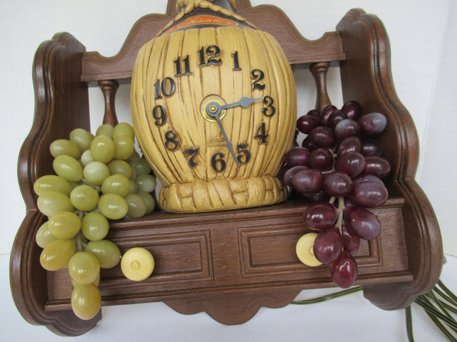 Vintage Spartus Chianti Bottle Electric Wall Clock: Works in Arts & Collectibles in Sudbury - Image 2