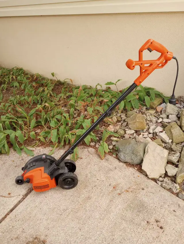 Black & Decker Lawn Edger & Trencher in Outdoor Tools & Storage in Windsor Region - Image 2