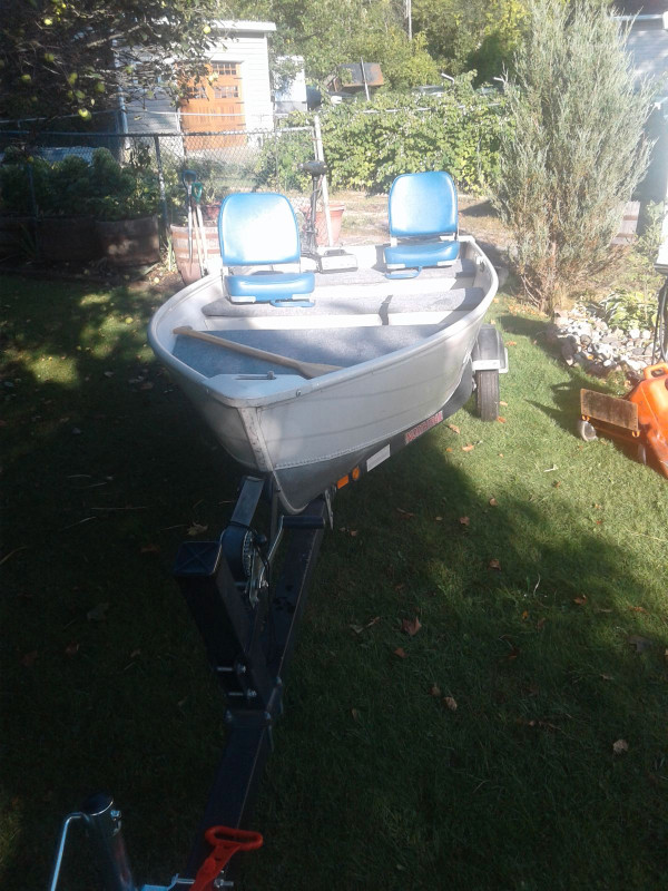 12 Foot Aluminum Boat and Trailer in Powerboats & Motorboats in Napanee