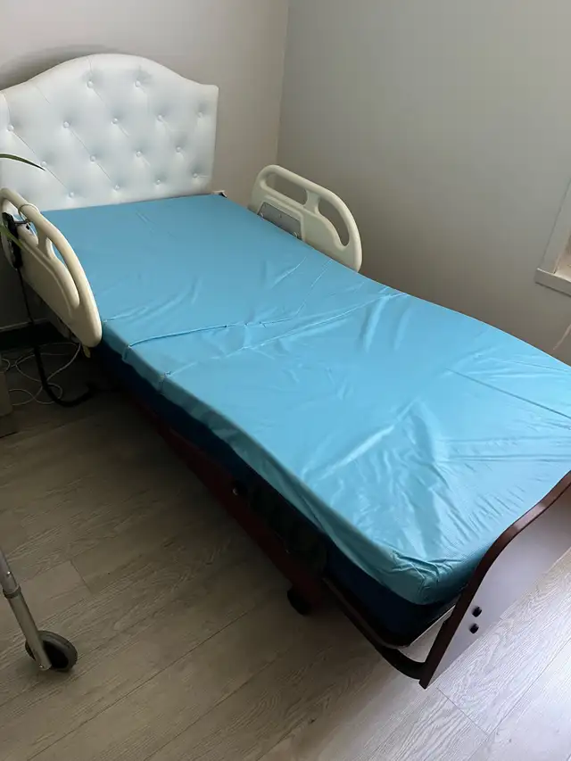 lit électrique  in Beds & Mattresses in Lévis - Image 2