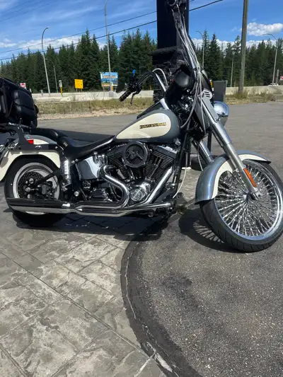 2002 Fat Boy, Full Engine rebuild 1500 km ago done by Precision Frame works. Receipts provided with...