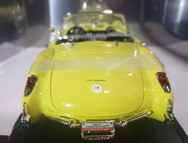Yatming  Chevy Corvette Convertible 1957, 1:18, Yellow Die cast in Toys & Games in Sarnia - Image 4
