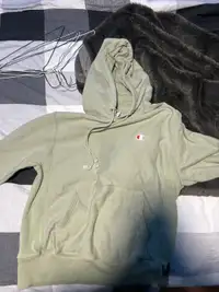 used x small men’s hoodie champion