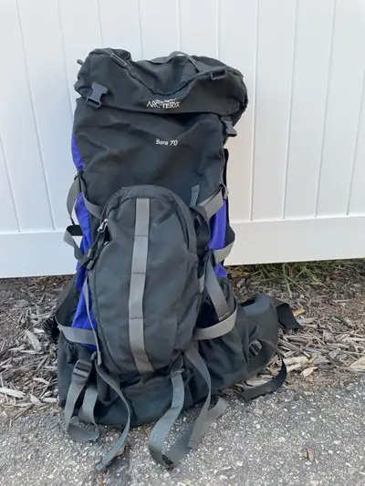 Men’s 70L pack, used twice, in perfect condition. Rain cover included.