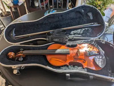 3/4 size VL100 Violin. Glasser Bow "Case It" molded case with shoulder strap. Will require new strin...