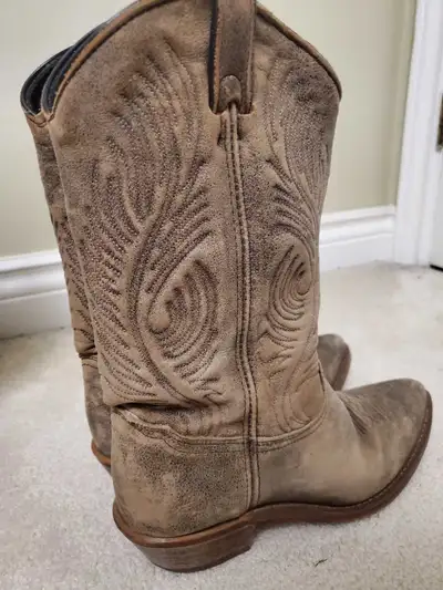 Women's Size 7 Western Cowhide Boots, View more