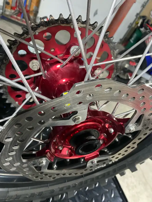 Honda CRF450RL/RX/R Dubya 18” Rear Wheel w disc, sprocket,tire  in Dirt Bikes & Motocross in Kawartha Lakes - Image 4