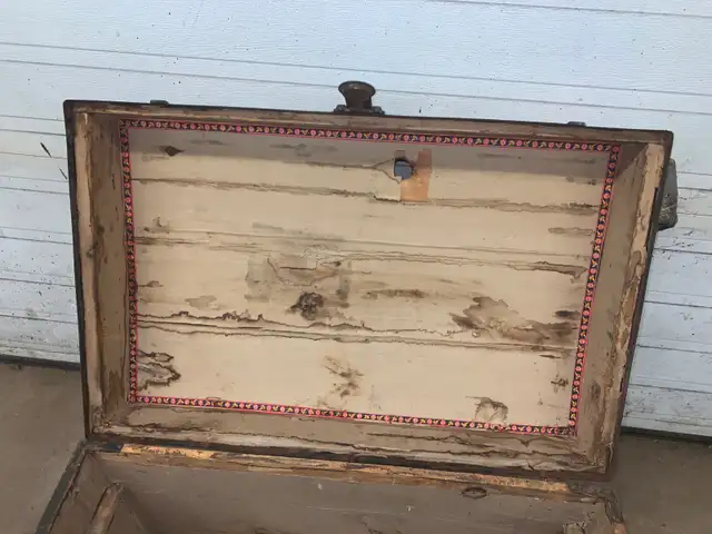 Antique steamer trunk. Coffee table!  in Coffee Tables in Norfolk County - Image 6