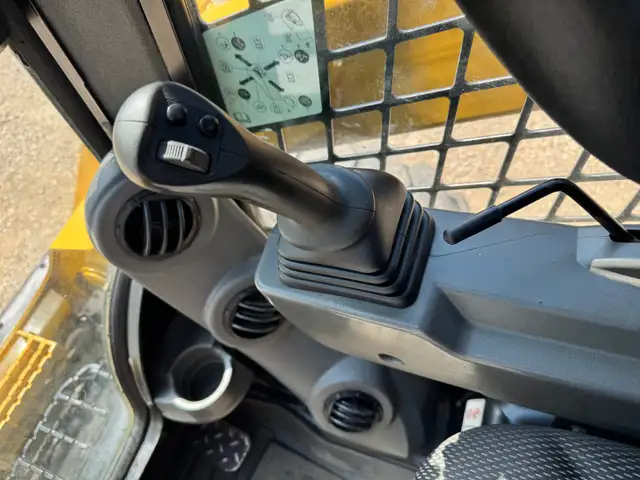 Caterpillar 262D3  Skid Steer, Excellent shape! Financing*** in Heavy Equipment in Red Deer - Image 9