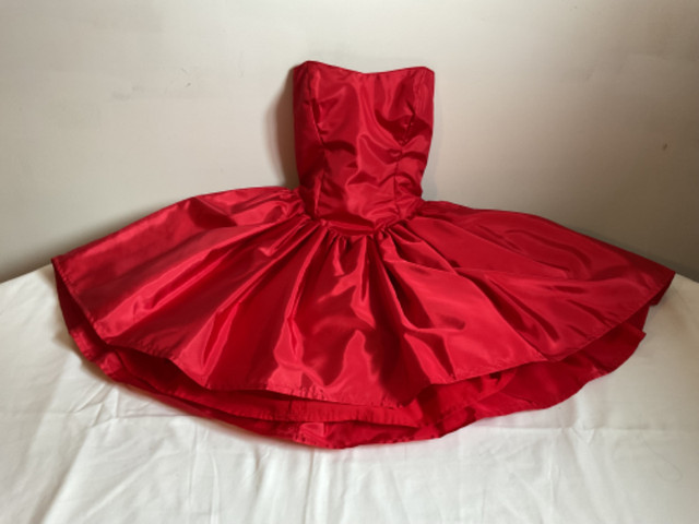 Robe de bal etudiant rouge  grandeur 5 -6ans dans Femmes - Robes et jupes  à Longueuil/Rive Sud