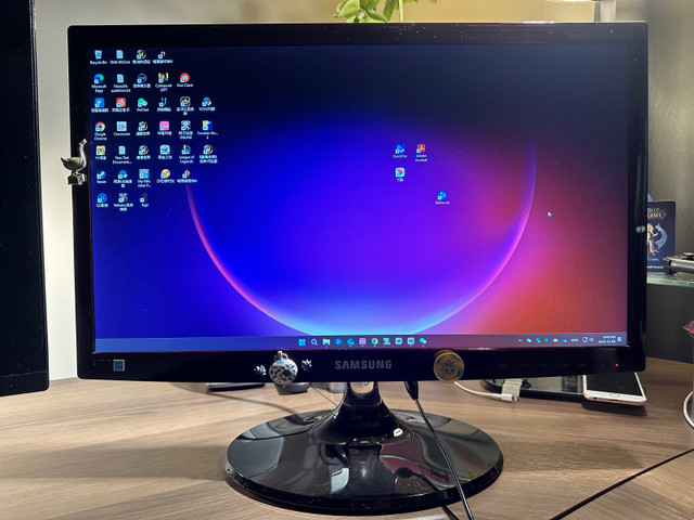 Samsung computer monitor 21.5 inch S22B350 in Monitors in City of Toronto