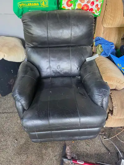 Kids leather chair could use a cleaning but works and good condition.