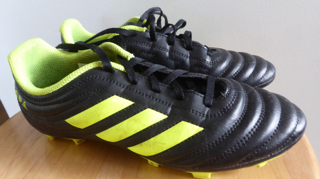 Adidas Soccer Shoes. Size 5 in Soccer in Calgary