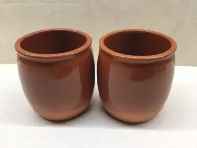 Petits contenants en terre cuite 2 bruns 5$, 2 verts 5$, View more
