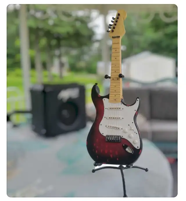 Banque guitare style Fender Strat"RARE" in Guitars in Sherbrooke - Image 2
