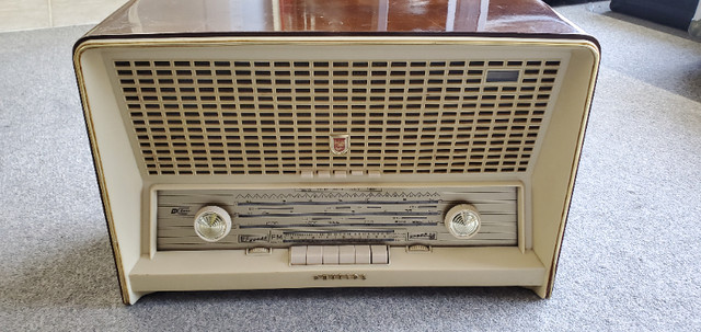 Vintage Philips B5X88A Tube Radio in Other in Barrie