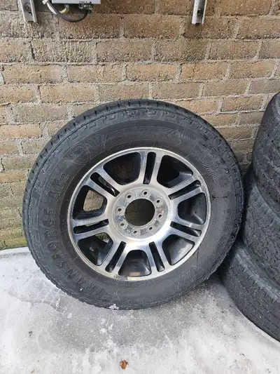 Pneu lt275/65/20 avec mag ford f 250 1100$ 514 774 1614 Repentigny